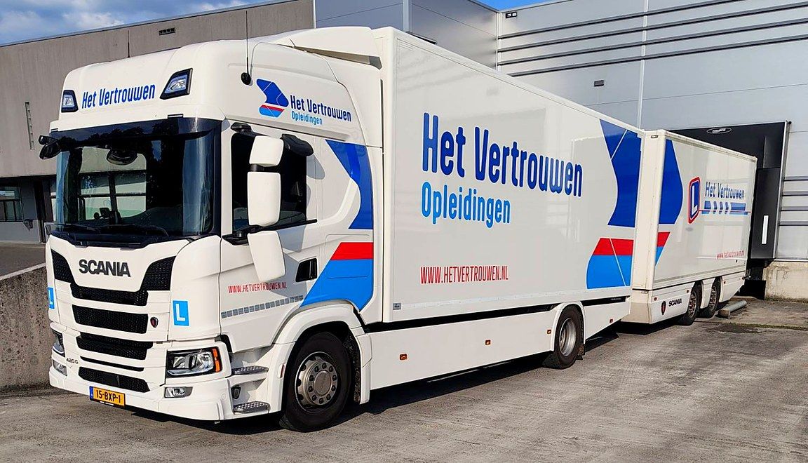 Lesvrachtwagen met aanhanger van Het Vertrouwen Opleidingen