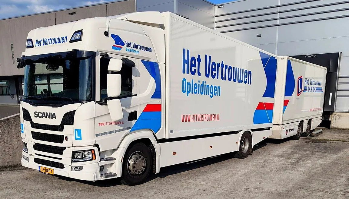 Lesvrachtwagen met aanhanger van Het Vertrouwen Opleidingen