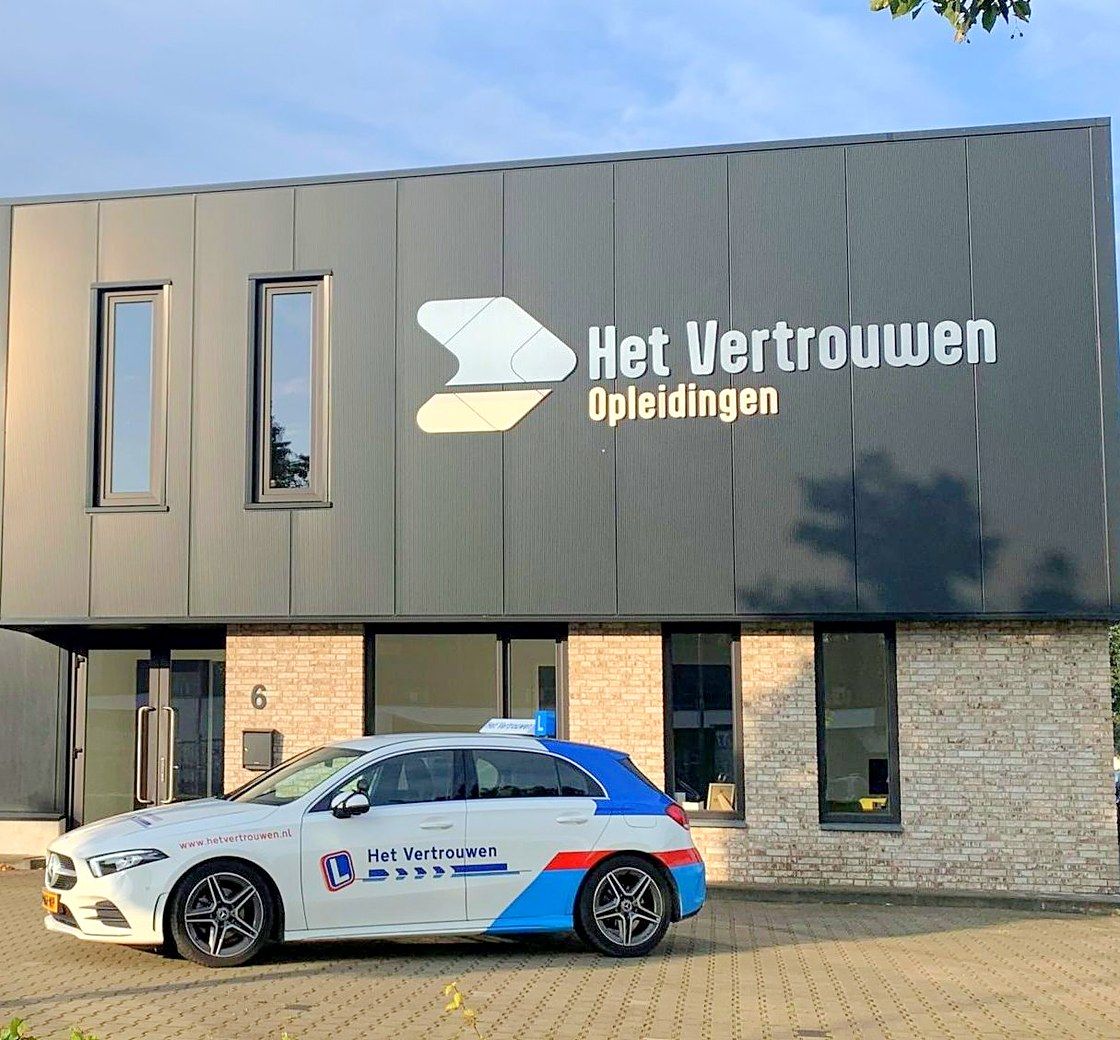 Het pand van Het Vertrouwen Opleidingen aan de Bussele in Erp, met een lesauto voor de deur