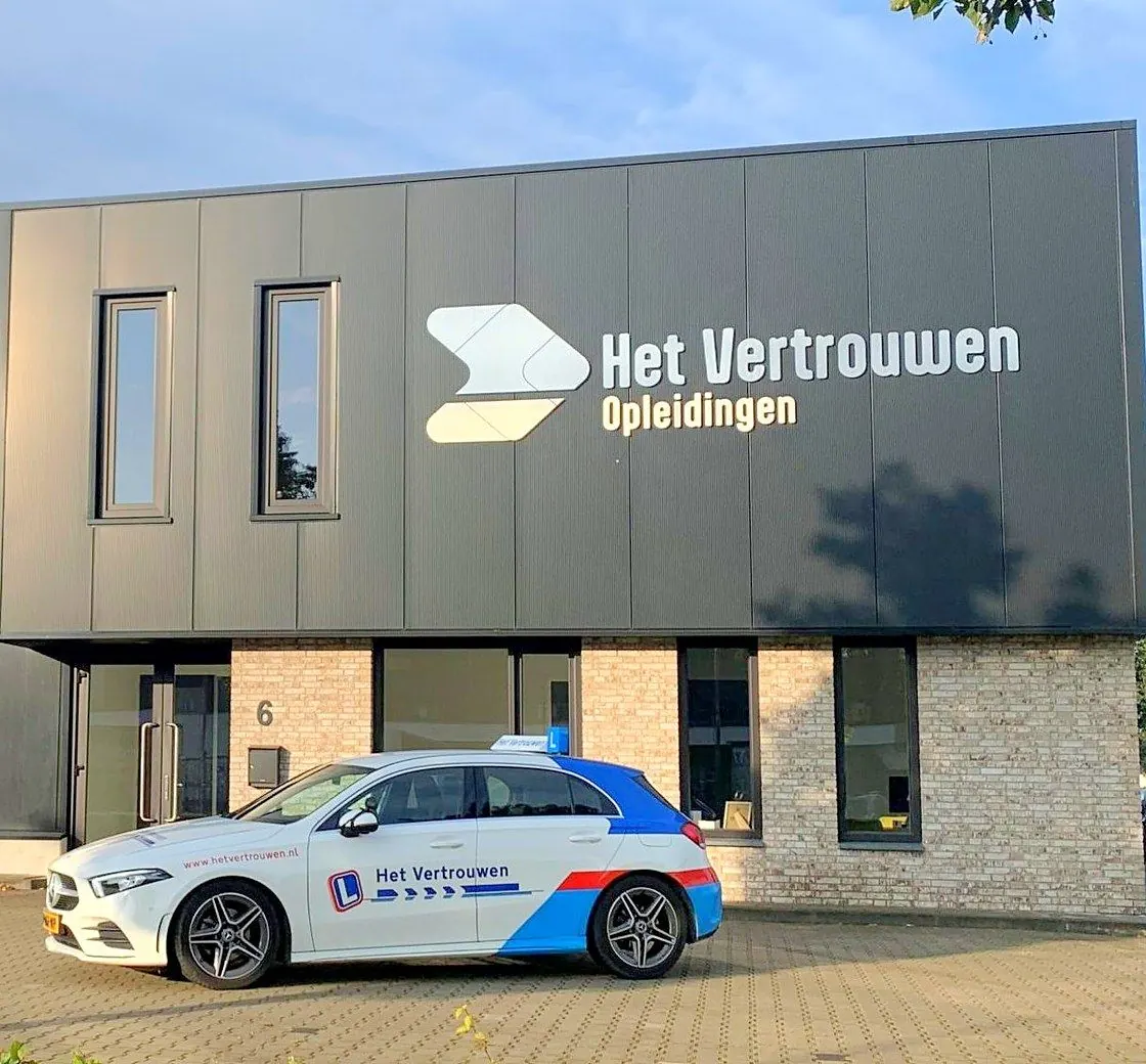 Het pand van Het Vertrouwen Opleidingen aan de Bussele in Erp, met een lesauto voor de deur
